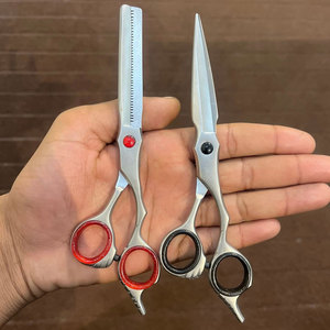 Tijeras de Barbero Ergonómicas con Diseño de Cuchilla Refinado para un Corte y Peinado Precisos - Product Image 1