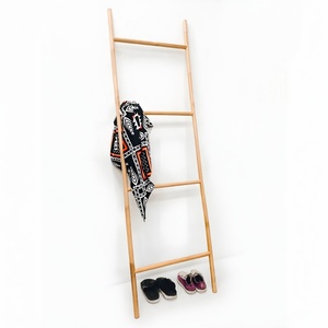 Porte-serviettes en bois, échelle en rotin pour la décoration de maison de style moderne, échelles de rangement multi-usages - Product Image 1
