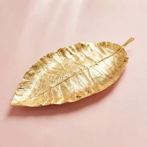 Plateau décoratif en laiton doré en forme de feuille avec poignée, plat de service artisanal moderne en métal - Product Image 1