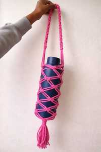กระเป๋าใส่ขวดน้ำสีชมพูแบบมาคราเม่ ทำด้วยมือ สายคล้องเชือกสำหรับโยคะ ท่องเที่ยว ของขวัญ - Product Image 1