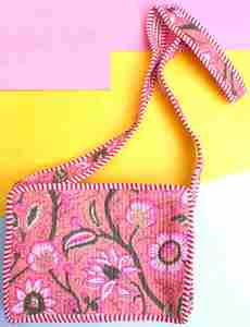 Bolso bandolera acolchado hecho a mano, bolso cruzado floral rosa, bolso de hombro de algodón, bolso de viaje estilo boho, bolso con estampado indio. - Product Image 1