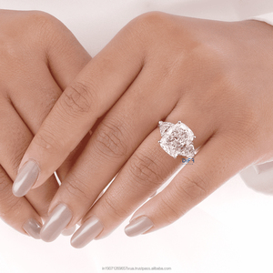 Bague de fiançailles de luxe à trois pierres avec diamant de laboratoire taille coussin allongée 7 carats et halo caché - Product Image 3