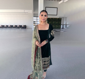 ชุดคุรตะปาตียาลาผ้ากำมะหยี่แท้แบบดั้งเดิมสำหรับผู้หญิง ยี่ห้อ VASTRA COTTAGE แขนเสื้อปักลาย พร้อมกางเกงผ้าฝ้ายเย็บสำเร็จ เหมาะสำหรับงานปาร์ตี้ - Product Image 1