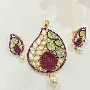 Ensemble de pendentifs en CZ de style princesse Kundan, perle plaquée or 22 carats, certifié IGI, bijoux de mariée tendance, collier et boucles d'oreilles pour mariage indien - Product Image 1