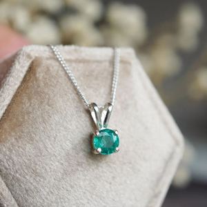 Collar con Colgante Redondo de Esmeralda Zambiana Natural de 5 mm, Plata de Ley 925, Elegante Joya de Piedra de Nacimiento de Mayo, en Caja de Regalo para Mujer - Product Image 1