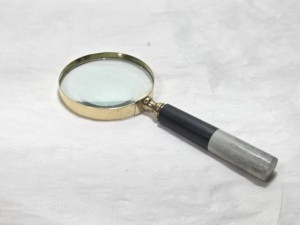 Loupe vintage en laiton avec poignée en résine bicolore, loupe de poche de luxe, décoration de bureau, cadeau d'affaires haut de gamme - Product Image 3