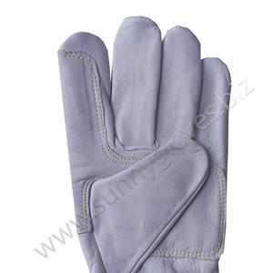 Découvrez les gants de conduite en cuir de style vintage classique pour hommes et femmes, avec ventilation perforée et poignet élastique. - Product Image 5