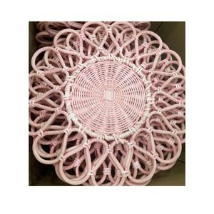 Assiette de présentation ronde en rotin rose faite à la main, de bonne qualité, longue durée de conservation, style bohème, design en bambou tressé, pour Noël - Product Image 1