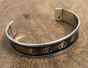 Brazalete de Metal Hecho a Mano con Alambre Plateado, Diseño Grabado con Mantra Aum, Ajustable, Unisex, Ancho, para Aliviar la Artritis, Color Plateado - Product Image 3