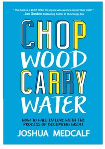 Chop Wood Carry Water de Joshua Medcalf, livre sur la résistance mentale et la croissance personnelle, édition brochée - Product Image 3