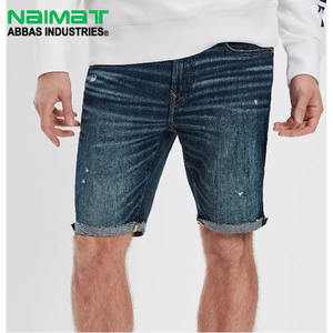 Pantalones cortos de mezclilla azul oscuro para hombre, ajustados, rasgados, casuales, de moda de verano, con dobladillo sin rematar, de algodón desgastado, para uso diario - Product Image 1