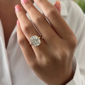 Bague solitaire en or jaune 14 carats avec diamant de laboratoire allongé taille coussin de 5 carats, sertie de griffes, certifiée IGI - Product Image 1