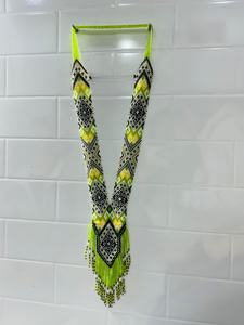 สร้อยคอประดับลูกปัดทำมือ พร้อมลวดลายเพชรและลายซิกแซกอย่างประณีต สีดำ ขาว เหลือง เขียว ชิ้นงานสไตล์ชาติพันธุ์ที่งดงาม - Product Image 3