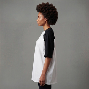 Camisetas de manga corta ajustadas y modernas para mujer, con un look elegante y contemporáneo, de material suave y duradero para uso diario. - Product Image 3