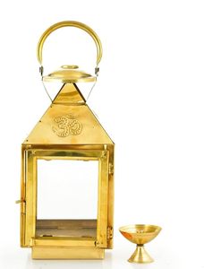 Lanterne en laiton de qualité supérieure avec support rustique pour hôtels, centres de villégiature et centres de table d'événements, idéale pour la décoration intérieure et les festivals - Product Image 4