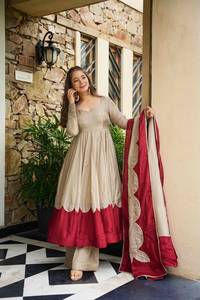 Conjunto de Kurta y Palazzo Beige y Marrón para Mujer con Dupatta, Vestido Largo con Volantes para Fiesta, Estilo Tradicional Romano de Seda - Product Image 2