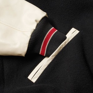 Veste varsity noire pour homme avec manches en PU crème, col rabattu, fermeture à boutons, vêtement décontracté pour l'automne - Product Image 6