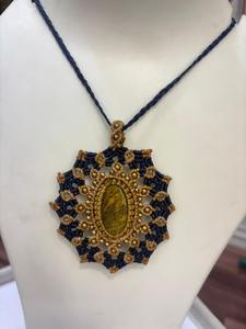 Collier pendentif en macramé violet et noir fait main avec pierre œil de tigre et perles dorées - Product Image 2
