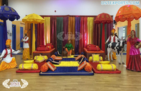 Punjabi Maiya cérémonie scène décoration idées DJ nuit fonction scène décoration accessoire mariage Jaggo nuit scène décor avec balançoire
