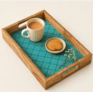 Plateau de service carré en bois poli, très demandé, élégant et classique, pour la maison, la salle à manger et la cuisine, disponible à la vente. - Product Image 6