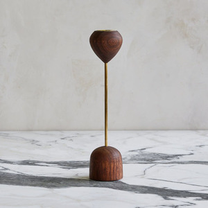 Ensemble de trois bougeoirs en bois avec des tiges métalliques fines et des sommets en forme de goutte d'eau distinctifs, de différentes hauteurs, pour la maison - Product Image 3