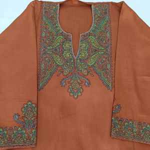 Kurti Pheran élégant de couleur brun rouille avec des détails en papier mâché multicolores - Product Image 2