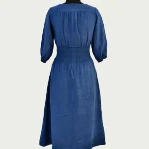 เดรสผ้าฝ้ายลินินสีน้ำเงินกรมท่าสำหรับผู้หญิง ทรงมิดิ-แม็กซี่ คอวี ติดกระดุมด้านหน้า แขนสามส่วน เอวสม็อค สไตล์โบโฮลำลอง มีกระเป๋า - Product Image 3
