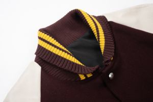 เสื้อแจ็คเก็ตวาร์ซิตี้สีแดงเลือดหมูสำหรับผู้ชาย แขนสีครีม ปักตัวอักษร C ด้านหน้า ปกคอพับ ทรงปกติ เหมาะสำหรับใส่ในฤดูใบไม้ร่วง - Product Image 4