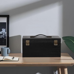 Coffre en bois noir élégant avec fermoirs métalliques anciens et poignée supérieure en cuir pour un rangement et une décoration intérieure sophistiqués et modernes - Product Image 6