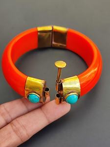 Brazaletes de latón hechos a mano con diseño moderno en relieve, diseño personalizado, accesorios para niñas de Universal Overseas en India. - Product Image 5