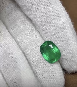 มรกตธรรมชาติจากแซมเบีย 4.80 กะรัต ทรงคุชชั่นคัท |   สีเขียวสดใส ได้รับการรับรองสำหรับเครื่องประดับชั้นดี - Product Image 4