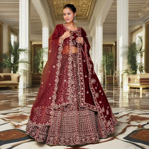 ชุดเลเฮนกาโชลีกำมะหยี่สำหรับเจ้าสาว พร้อมงานปักอันประณีต กระโปรงทรงพอง บลาสต์ดีไซน์โดดเด่น และผ้าคลุมไหล่สไตล์หรูหรา - Product Image 1