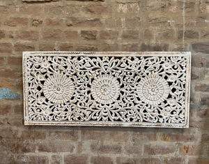 Grande plaque murale décorative en bois massif blanc vieilli, sculptée à la main avec motif floral et paysager, pour la décoration de la maison, idéale pour le dos des canapés et lits. - Product Image 3