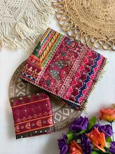 Sari en tissu crêpe japonais doux, imprimé Geruva, avec travail de miroirs véritable faits à la main, magnifiques latkans, bordure en dentelle, et pièce de blouse imprimée à miroirs - Product Image 3
