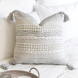Cojín Decorativo Geométrico Marroquí de 50 × 50 cm, Funda de Cojín Tejida Estilo Boho con Detalles de Diamantes, Rayas y Flecos, Étnico Premium - Product Image 1