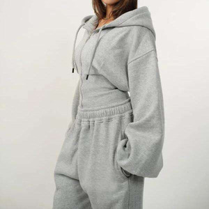 Ensemble de survêtement polaire de luxe personnalisé pour femme, comprenant un sweat à capuche court style corset et un pantalon de survêtement large, avec manches lanternes oversize - Fabricant - Product Image 4