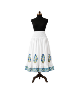 Falda midi blanca con estampado artesanal de Jaipur, cintura elástica fruncida, diseño escalonado, 100% algodón, con estampado floral Butta y borde con volantes. - Product Image 1