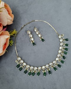 Ensemble de collier Kundan avec pendentifs ovales sertis de pierres et perles, avec boucles d'oreilles, collection de bijoux Kundan de créateur pour soirée avec accents de perles - Product Image 6