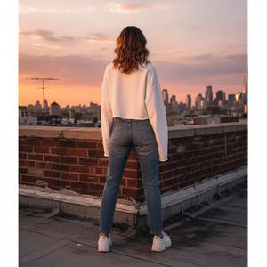 เสื้อฮู้ดดี้ผ้าฝ้ายเฟรนช์เทอร์รี่สำหรับผู้หญิง ทรงครอป ปลายเสื้อแบบดิบ ทรงโอเวอร์ไซส์ ทรงบ็อกซี่ สไตล์สตรีทแวร์ แขนยาวพิเศษ โลโก้ด้านหน้า - Product Image 2