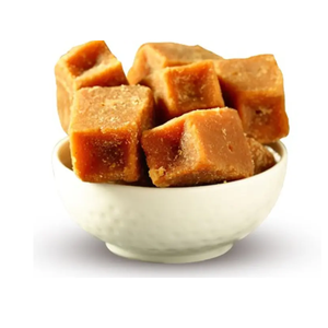Cubos de Jaggery en Tazón Blanco, Edulcorante Tropical, Bloques de Azúcar Moreno Natural - Product Image 1