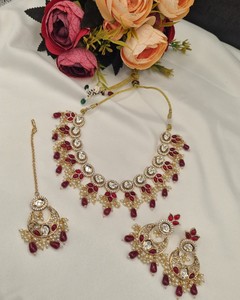 Ensemble de bijoux élégant en pierres précieuses Kundan, collier en pierres précieuses plaqué or avec des gouttes de perles, ensemble de collier avec boucles d'oreilles et mangtika pour mariage, pour femmes - Product Image 5