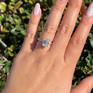 Anillo de Bodas con Diamantes Cultivados en Laboratorio, Corte Esmeralda, 3.20 Quilates en Total, Internamente Impecables, Certificados por IGI, Engaste Invisible en Oro, Clásico - Product Image 4