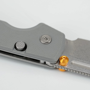 Navajas Plegables con Mango Texturizado Gris, Hoja Estilo Cuchillo de Carnicero con Acabado Stonewashed, Perno Dorado y Bloqueo de Botón para Uso en Exteriores - Product Image 6