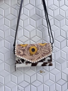 Dernier design : Étui de téléphone en cuir sculpté à la main, élégant et polyvalent, en cuir de vachette, motif tournesol, portefeuilles pour femmes - Product Image 1