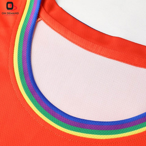 Uniformes de Baloncesto Sublimados de Secado Rápido y Transpirables con Colores y Logotipo Personalizados, Tela Resistente para Competiciones Escolares/Universitarias - Product Image 4