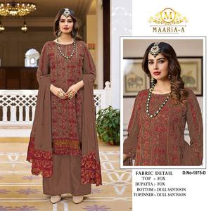 Superbe Shalwar Kameez en soie georgette de renard lourd avec broderie multi-fils, détails Jari et travail de séquence - Product Image 3