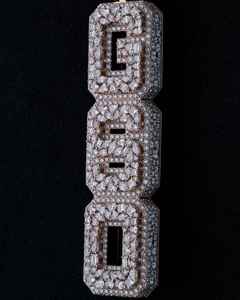 Colgante de Moissanita Iced Out en Oro Rosa con Letras Personalizadas y Estilo de Diamantes de Corte Mixto - Product Image 2