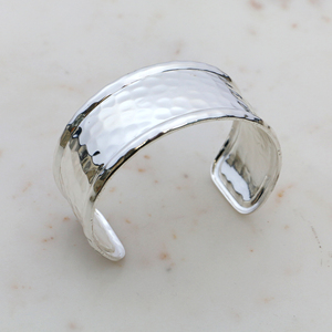 Brazalete de Latón Martillado Hecho a Mano - Brazalete Ancho Ajustable Dorado para Mujer - Regalo de Joyería Artesanal Boho - Product Image 5