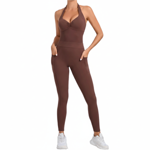Combinaison de sport pour femme en nylon mat, respirante, très élastique, avec débardeur à col en V et short de yoga à trois sections froncé aux fesses - Product Image 1