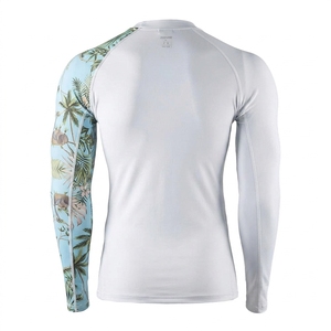 เสื้อแรชการ์ดแขนยาวผู้ชาย สีขาว พิมพ์ลายทรอปิคอลที่แขนข้างหนึ่ง ป้องกันรังสียูวี เสื้อรัดรูปสำหรับเล่นกีฬากลางแจ้ง - Product Image 2